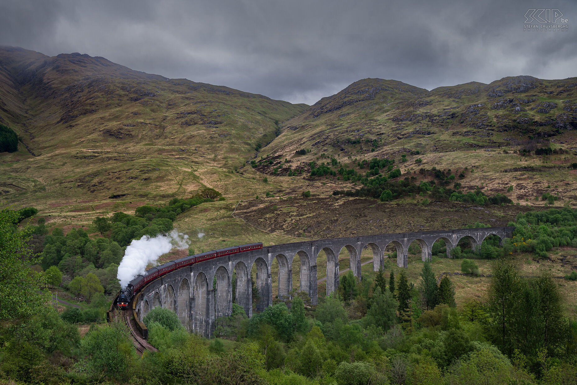 Glenfinnan Viaduct - The Jacobite Naast het Glenfinann Monument ligt er ook het spoorwegviaduct. Het werd tussen juli 1897 en oktober 1898 gebouwd en is een van de belangrijkste bouwwerken op de spoorlijn. Het 380 meter lange bouwwerk bestaat uit 21 overspanningen, die tot 30 meter hoog reiken. In de zomer rijdt er dagelijks de toeristentrein 'The Jacobite' met stoomlocomotieven tussen Fort William en Mallaig. Op het Glenfinnanviaduct zijn veel filmscènes opgenomen, waaronder enkele Harry Potterfilms waarin de Zweinsteinexpres een belangrijke rol speelt. Stefan Cruysberghs